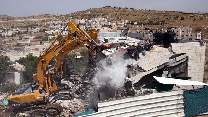Israeli municiplaity bulldozers destroy a Palestinian house in the Arab east Jerusalem neighborhood of Beit Hanina, on May 29, 2013. (AFP Photo / Ahmad Gharabli)
