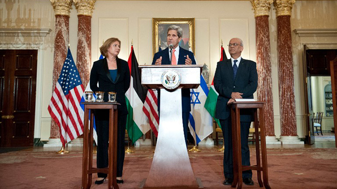 US Secretary of State John Kerry speaks to the press with chief Palestinian negotiator Saeb Erakat (R) and Israel's Justice Minister Tzipi Livni (L) at the State Department in Washington on July 30, 2013. (AFP Photo / Nicholas Kamm)