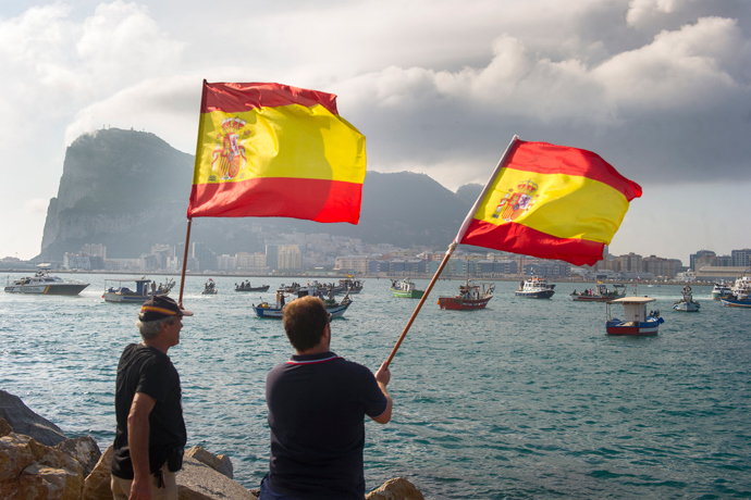 Spanish fishermen wave Spanish flags during a protest in the bay of Algeciras on August 18, 2013 (AFP Photo / Marcos Moreno) 