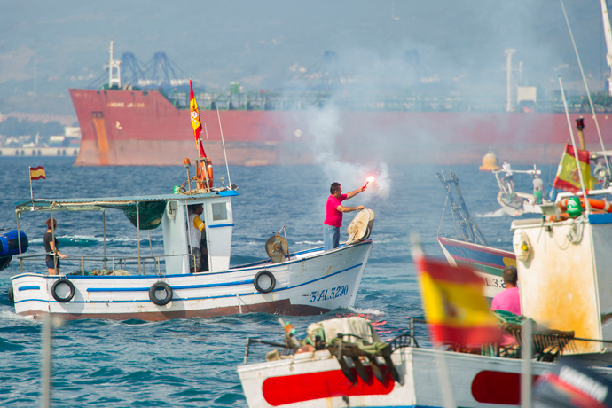 A Spanish fisherman holds a flare during a protest in the bay of Algeciras on August 18, 2013 (AFP Photo / Marcos Moreno) 