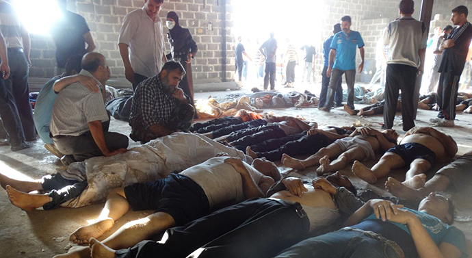 A handout image released by the Syrian opposition's Shaam News Network shows people inspecting bodies of children and adults laying on the ground as Syrian rebels claim they were killed in a toxic gas attack by pro-government forces in eastern Ghouta, on the outskirts of Damascus on August 21, 2013. (AFP Photo)