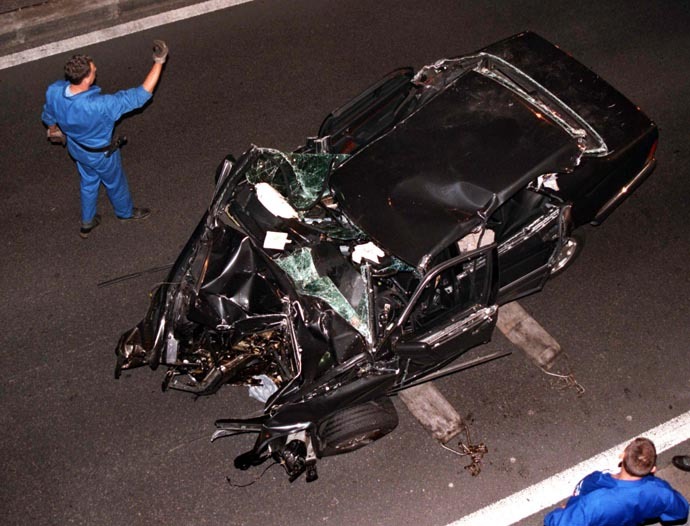 Police remove the crumpled wreck of the Mercedez-Benz which was carrying Princess Diana in Paris early August 31, 1997 (Reuters)