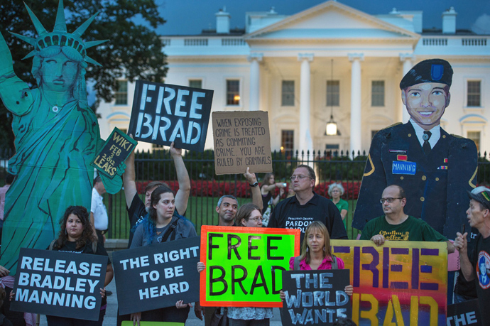 Protesters from a coalition of groups demonstrate the conviction of Manning late August 21, 2013 in front of the White House in Washington, DC (AFP Photo / Paul J. Richards)