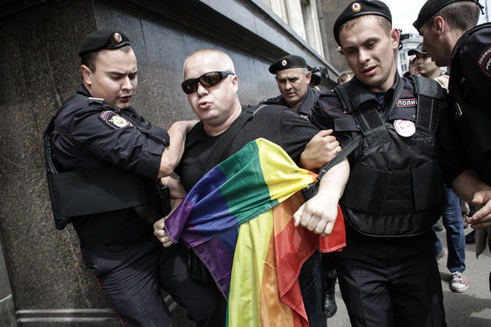 Police apprehend a participant in an unauthorized rally held by gay activists outside the building of the Russian parliament in Moscow.(RIA Novosti / Andrey Stenin)