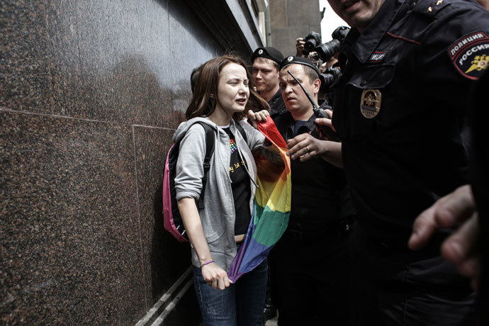 Police apprehend a participant in an unauthorized rally held by gay activists outside the building of the Russian parliament in Moscow.(RIA Novosti / Andrey Stenin)