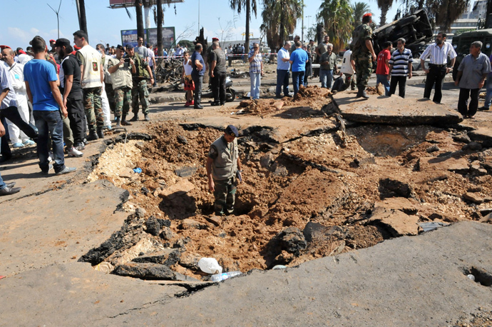 Lebanese soldiers inspect on August 24, 2013 the crater left by a bombing outside Al-Taqwa mosque in the northern city of Tripoli (AFP Photo / Ibrahim Chalhoub)