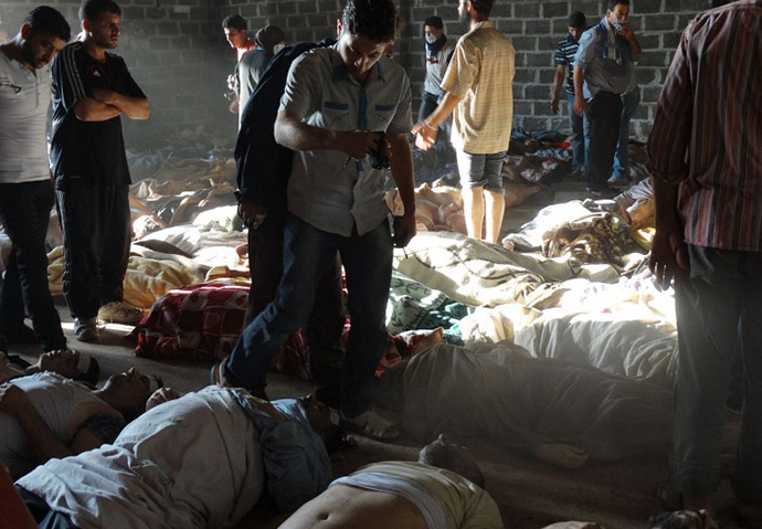 A handout image released by the Syrian opposition's Shaam News Network shows people inspecting bodies of children and adults laying on the ground as Syrian rebels claim they were killed in a toxic gas attack by pro-government forces in eastern Ghouta, on the outskirts of Damascus on August 21, 2013. (AFP Photo)