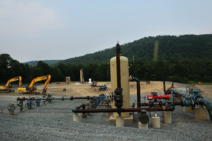 Equipment used for the extraction of natural gas is viewed at a hydraulic fracturing site. (AFP Photo / Spencer Platt)