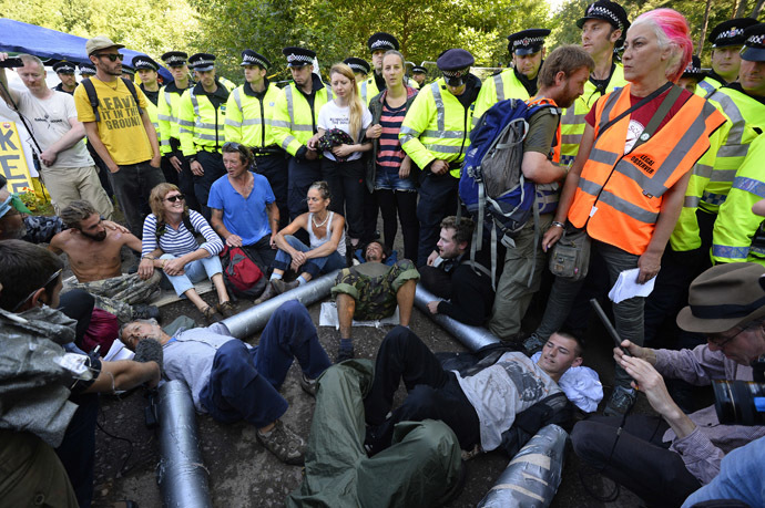 Demonstrators lock themselves together during a protest outside a drill site run by Cuadrilla Resources, near Balcombe in southern England August 19, 2013. (Reuters/Paul Hackett)