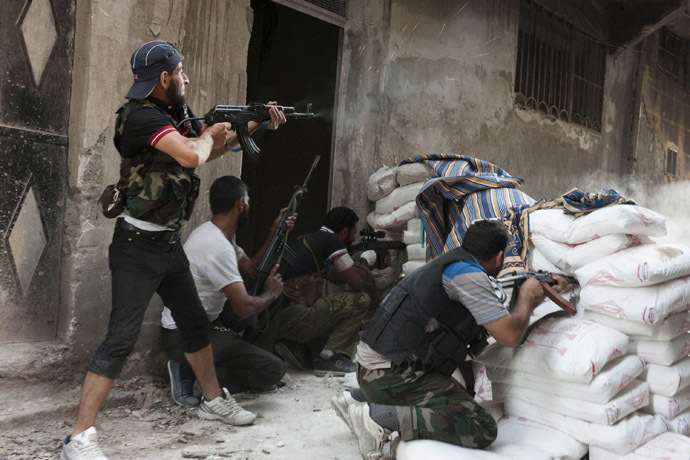 Free Syrian Army fighters exchange fire with regime forces in the Salaheddin neighbourhood of Syria's northern city of Aleppo on August 22, 2012. (AFP Photo)