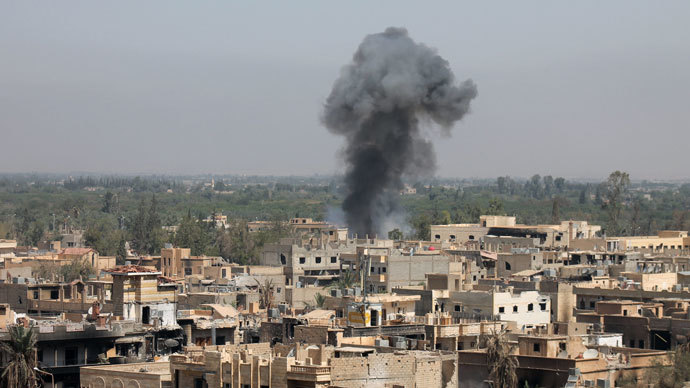 Smoke billowing from buildings in Syria's eastern town of Deir Ezzor following an airstrike by government forces.(AFP Photo / Abo Shuja)
