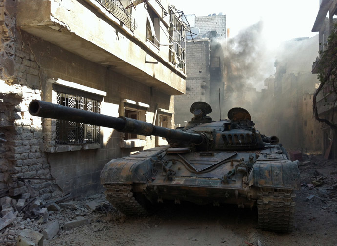 A government forces tank is seen in the Khalidiyah neighbourhood of Syria's central city of Homs on July 28, 2013. (AFP Photo)