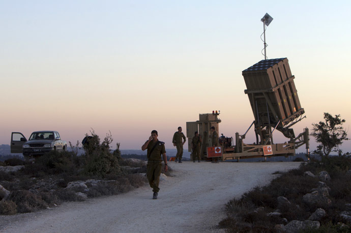 Israeli soldiers stand near an "Iron Dome" battery, a short-range missile defence system, designed to intercept and destroy incoming short-range rockets and artillery shells, near Jerusalem on September 8, 2013 as the United States lobbied for domestic and international support for military strikes against Syria. (AFP Photo)