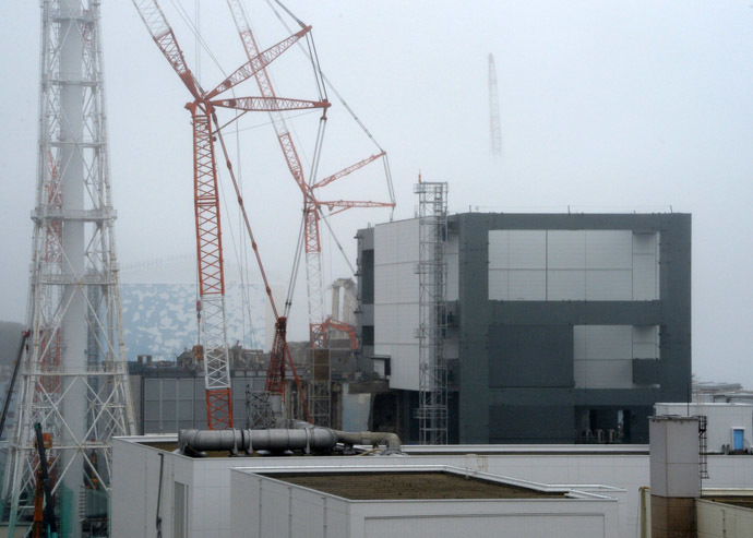 Covers are installed for a spent fuel removal operation at Japan's Fukushima Dai-ichi nuclear plant's unit 4 reactor building (R), in Okuma town in Fukushima prefecture on June 12, 2013. (AFP Photo)