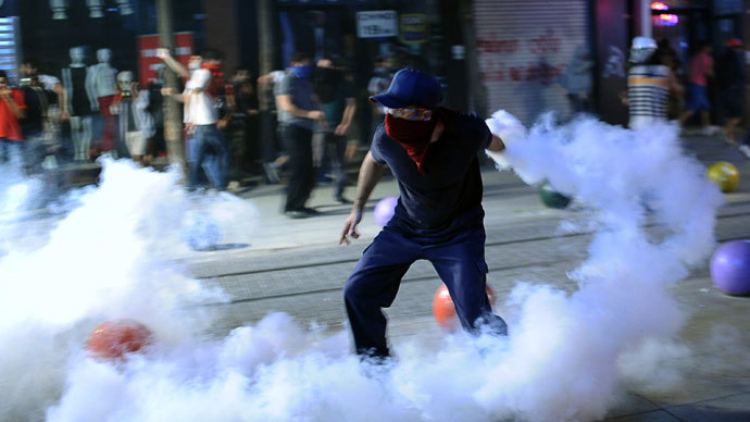 A protestor throws back a gas canister on September 12, 2013 at Kadikoy in Istanbul. (AFP Photo / Bulent Kilic)
