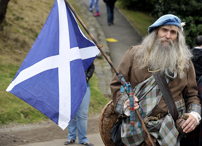 A Pro-independence supporter wearing a kilt holds the Scottish flag as people gather for a rally in Edinburgh on September 21, 2013. (AFP Photo / Andy Buchanan)