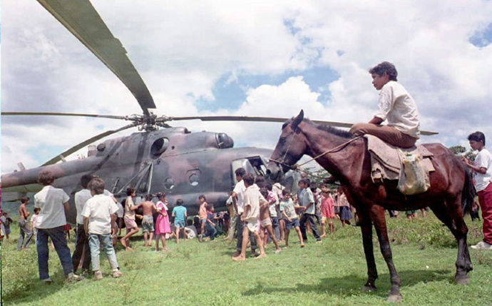 Nicaraguan children from Achuapas, 200kms north eastof Managua, surround an helicopter which brought medical supplies (AFP Photo / Rodrigo Arangua)