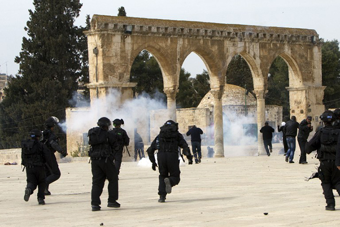 Israeli riot police clash with Palestinian demonstrators at Jerusalem's al-Aqsa mosque compound following Friday prayers on March 8, 2013. (AFP Photo / Ahmad Gharabli)