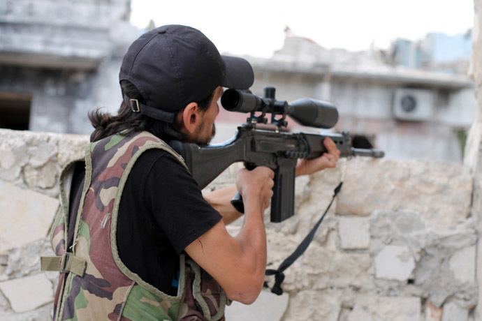 A rebel fighter takes aim at pro-regime forces in Syria's northern city of Aleppo on September 24, 2013. (AFP Photo)