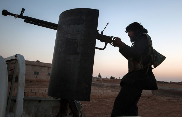A member of the Islamic Kurdish Front aims at a position of fellow Kurdish fighters from the Committees for the Protection of the Kurdish People (YPG) during clashes with the militia, reportedly set up to protect the Kurdish areas in Syria from opposing forces, on the outskirts of the northern Syrian city of Raqqa, on August 23, 2013. (AFP Photo)