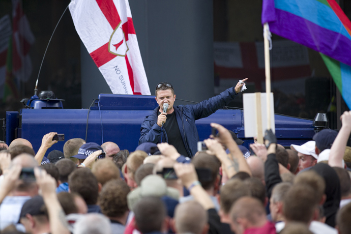 Leader of the right-wing EDL (English Defence League) Tommy Robinson (C) aka Stephen Yaxley-Lennon speaks to his followers at a protest in central London on September 7, 2013 (AFP Photo / Justin Tallis) 