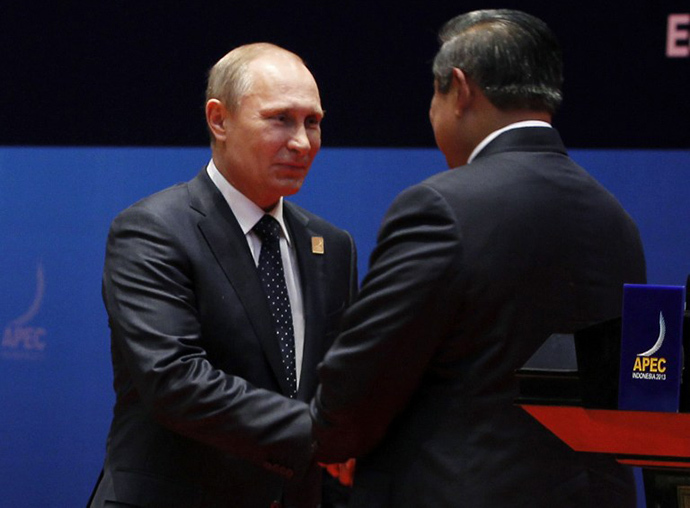 Russia's President Vladimir Putin (L) shakes hands with Indonesia's President Susilo Bambang Yudhoyono at the leaders' declaration at the APEC Leaders' News Conference on the final day of the Asia-Pacific Economic Cooperation (APEC) Summit in Nusa Dua on the Indonesian resort island of Bali on October 8, 2013. (AFP Photo / Beawiharta)