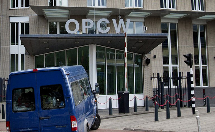 (FILES) A photo taken on August 31, 2013 in The Hague shows United Nations inspectors arriving in a van at the headquarters of the Organization for the Prohibition of Chemical Weapons (OPCW). (AFP Photo / Guus Schoonewille)