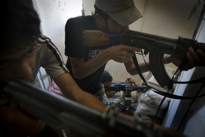 Rebel fighters aim their weapons during fighting against Syrian government forces on September 7, 2013 in Syria's eastern town of Deir Ezzor. (AFP Photo)