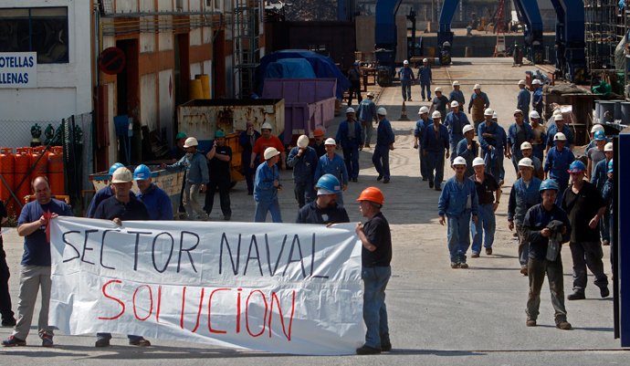 Zamakona shipyard workers hold a banner reading "Shipyard solution" as they take part in a protest against the repayment of state aids by Spanish shipbuilders in the Northern Spanish Basque village of Pasajes de San Pedro (AFP Photo / Rafa Rivas)