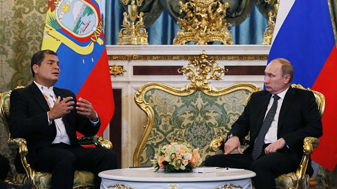 Russia's President Vladimir Putin (R) speaks with Ecuador's President Rafael Correa as they meet in the Kremlin in Moscow, on October 29, 2013. (AFP Photo / Yuri Kochetkov)