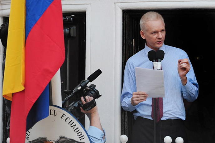 Wikileaks founder Julian Assange addresses the media and his supporters from the balcony of the Ecuadorian Embassy in London (AFP Photo / Carl Court)