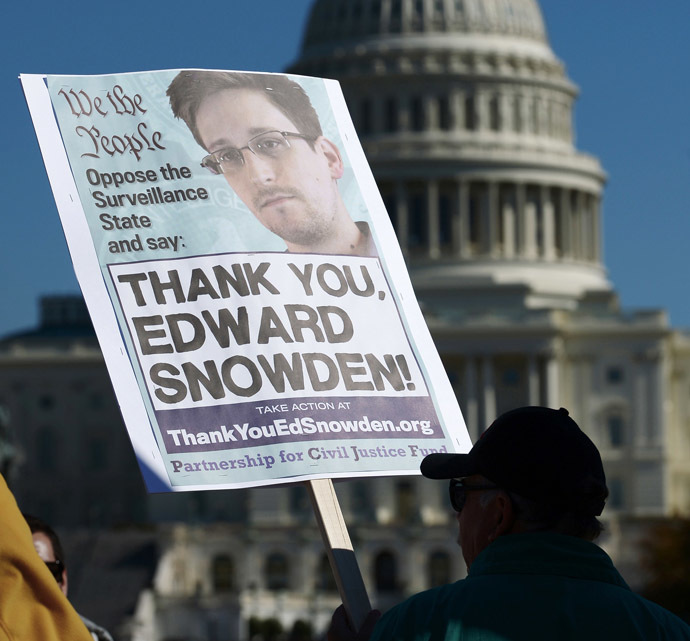 Demonstrators hold placards supporting former US intelligence analyst Edward Snowden during a protest against government surveillance on October 26, 2013 in Washington, DC (AFP Photo)