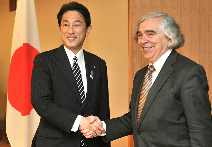 Visiting US Secretary of Energy Ernest Moniz (R) is welcomed by Japanese Foreign Minister Fumio Kishida at the latter's audience room in the foreign ministry in Tokyo on October 31, 2013. (AFP Photo / Kazuhiro Nogi)
