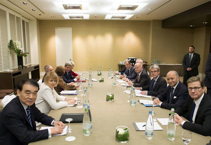 Chinese Vice Foreign Minister Li Baodong (L), EU High Representative for Foreign Affairs Catherine Ashton (3rd L), US Secretary of State John Kerry (4th L), and (from R, front to back) Germany's Foreign Minister Guido Westerwelle, French Foreign Minister Laurent Fabius, British Foreign Secretary William Hague (4th R) and Russian Foreign Minister Sergey Lavrov (5thR) speak together during the third day of closed-door nuclear talks in Geneva on November 9, 2013. (AFP Photo / Jean-Christophe Bott)