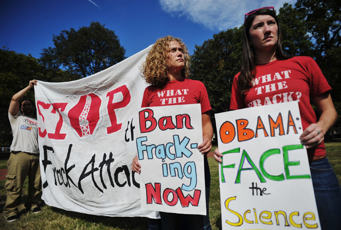 Opponents of hydraulic fracturing or "fracking" hold placards during a rally in Lafayette Square, across from the White House, on September 25, 2013 in Washington, DC. (AFP Photo / Mandel Ngan)