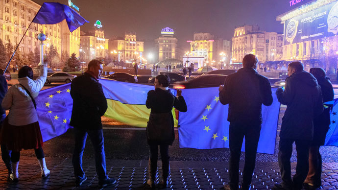 Protesters hold Ukrainian and European Union flags during a rally to support euro integration in central Kiev November 21, 2013.(Reuters / Gleb Garanich)