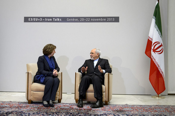 Iranian Foreign Minister Mohammad Javad Zarif (R) chats with EU foreign policy chief Catherine Ashton at the start of closed-door nuclear talks in Geneva on November 20, 2013. (AFP Photo)