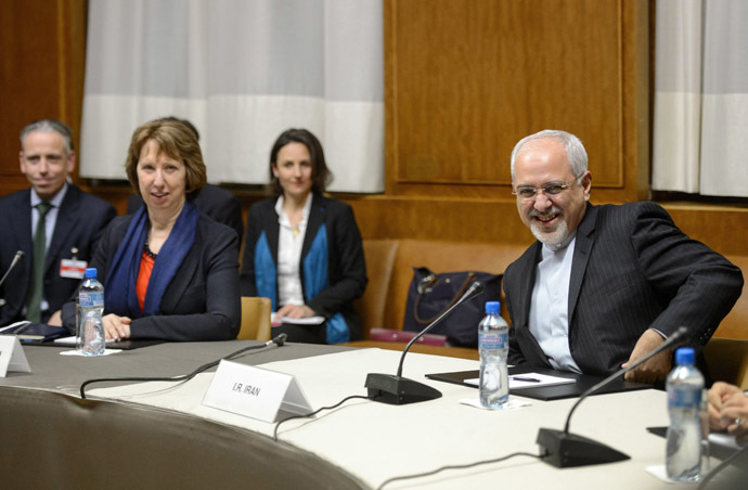 Iranian Foreign Minister Mohammad Javad Zarif (R) smiles next to EU foreign policy chief Catherine Ashton (2nd L) on November 20, 2013 at the start of closed-door nuclear talks in Geneva. (AFP Photo)
