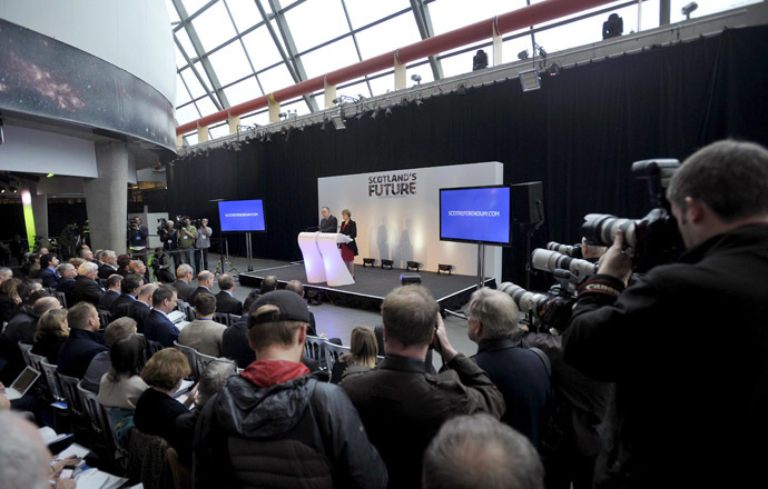 Scotland's First Minister Alex Salmond and Deputy First Minister Nicola Sturgeon hold a press conference to launch their regional government's long-awaited "white paper" ahead of next year's historic independence referendum, at Glasgow Science Centre in Glasgow, Scotland, on November 26, 2013. (AFP Photo)