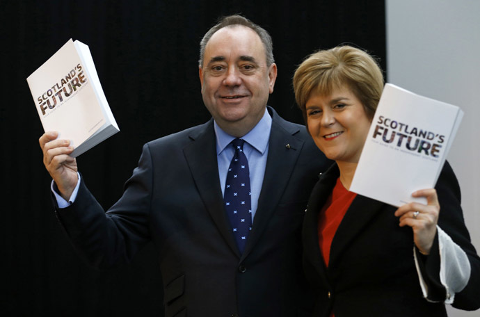 Scotland's First Minister Alex Salmond (L) and deputy First Minister Nicola Sturgeon hold copies of the referendum white paper on independence during its launch in Glasgow, Scotland November 26, 2013. (Reuters)
