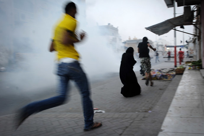 Bahraini Shiite Muslim protesters run for cover from tear gas fired by riot police during a clashes following a demonstration in solidarity with Bahraini Human Right Activist, Nabeel Rajab and against their government in the village of Malikiya, south of Manama (AFP Photo)