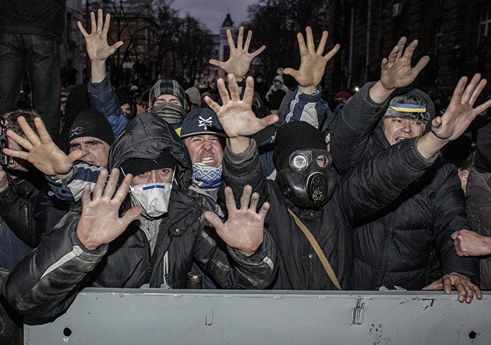 People in a rally supporting Ukraine's European integration during riots near Ukraine's Presidential Administration building on Bankova street in Kiev on December 1, 2013. (RIA Novosti / Andrey Stenin)