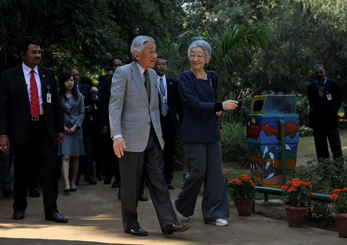 Japanese Emperor Akihito (L) and Empress Michiko (R) visit the Lodhi Gardens in New Delhi on December 1, 2013. (AFP Photo / Findlay Kember)