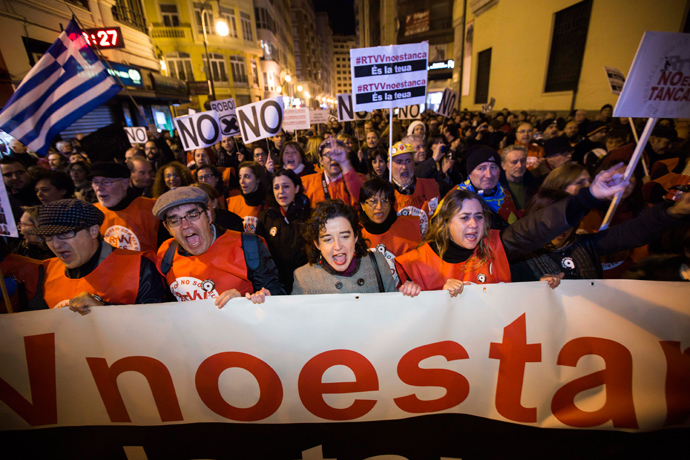 Employees of Spanish television station "Channel 9", part of Valencia broadcaster RTVV, hold a banner and placards during a protest in Valencia on November 30, 2013, following the closure of RTVV. (AFP Photo / Biel Alino)