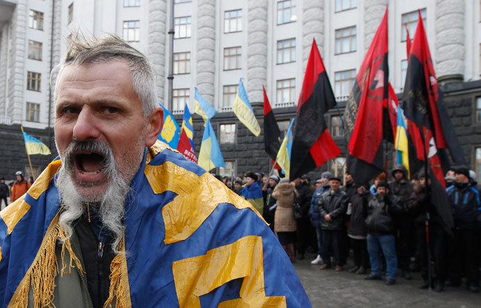 People gather in front of the Ukrainian cabinet of ministers building during a rally to support EU integration in Kiev December 5, 2013.(Reuters / Vasily Fedosenko)