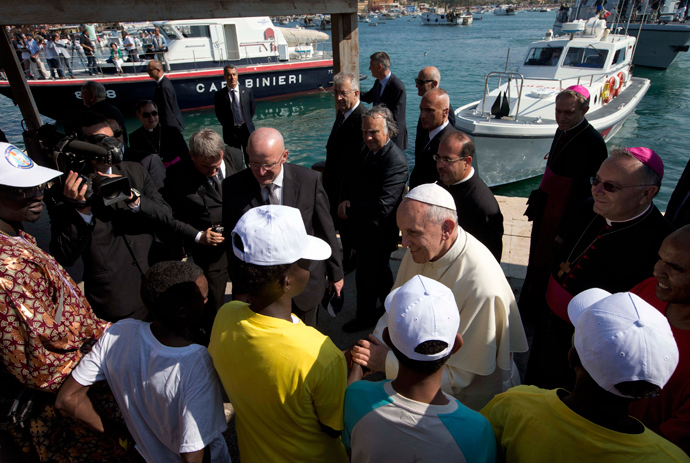 Pope Francis talks with migrants at Lampedusa Island, southern Italy, July 8, 2013. (Reuters / Alessandra Tarantino / Pool)