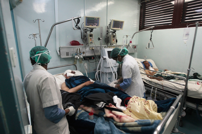 Nurses tend to an army officer, injured in an attack on the Defence Ministry's compound, at a hospital in Sanaa December 6, 2013. Reuters / Khaled Abdullah)