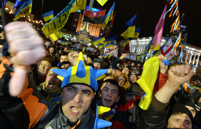 People shout slogans during the rally of the opposition on Independence Square in Kiev on December 5, 2013. (AFP Photo/Sergei Supinsky)