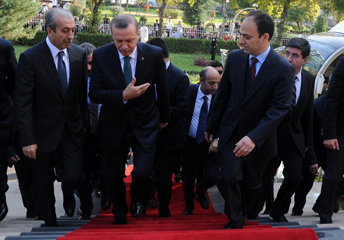 Turkish Prime Minister Recep Tayyip Erdogan (2nd- L) walks with Diyarbakir's Mayor Osman Baydemir (2nd-R) during a welcoming ceremony in Diyarbakir on November 16, 2013. (AFP Photo / Mehmet Engin)