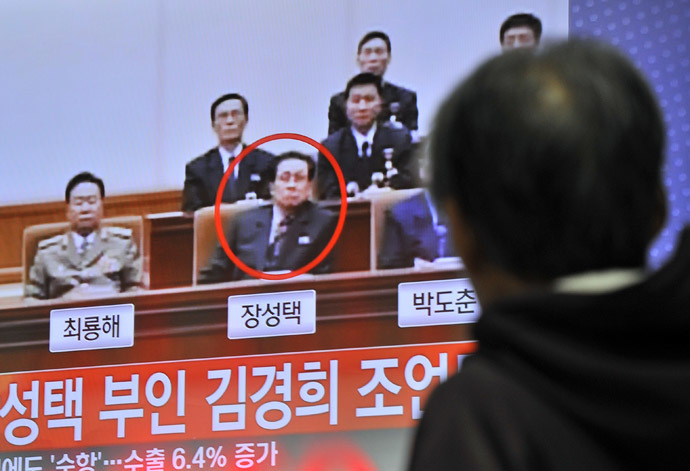 A South Korean man watches TV news about the alleged dismissal of Jang Song-Thaek, North Korean leader Kim Jong-Un's uncle, at a railway station in Seoul on December 3, 2013. (AFP Photo/Jung Yeon-Je)